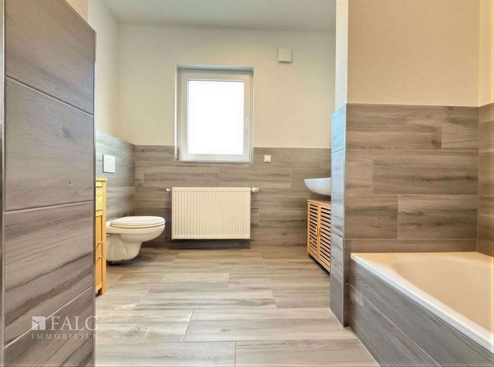 RESERVIERT***Atzenhausen - Wohnen auf einer Ebene: Neuwertiger Bungalow auf üppigem Grundstück*** – Badezimmer
