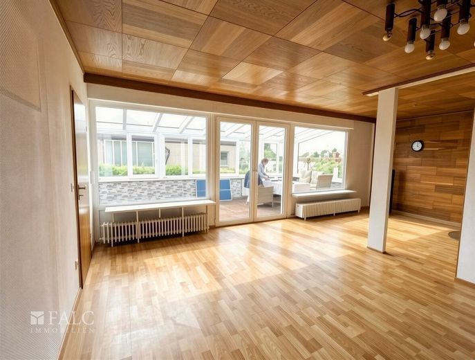 Gepflegtes Einfamilienhaus mit Wintergarten, Kamin &amp; moderner Ausstattung – Wohnzimmer zum Wintergarten