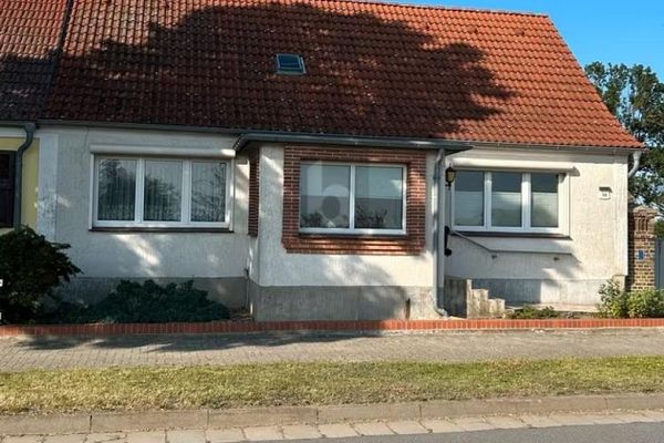 2 LARGE PLOTS – 1 WONDERFUL COURTYARD GARDEN AREA!!