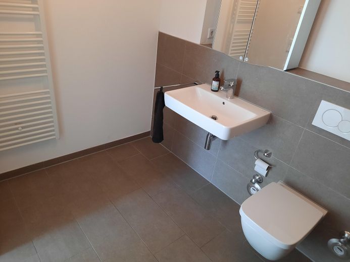 GV-Stadt, 3 Z/K/D/B/Abst., 79 m² mit Süd-Balkon, Aufzug, barrierefrei, Wärmepumpe, PV-Strom – Bad