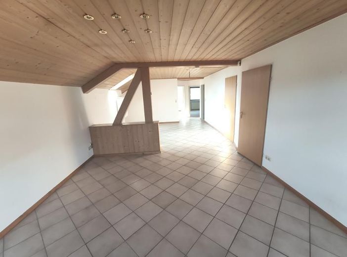 3 Zi. DG Wohnung mit Küche, Gartenmitbenutzung und Stellplatz – Wohn- /Esszimmer Bild 3
