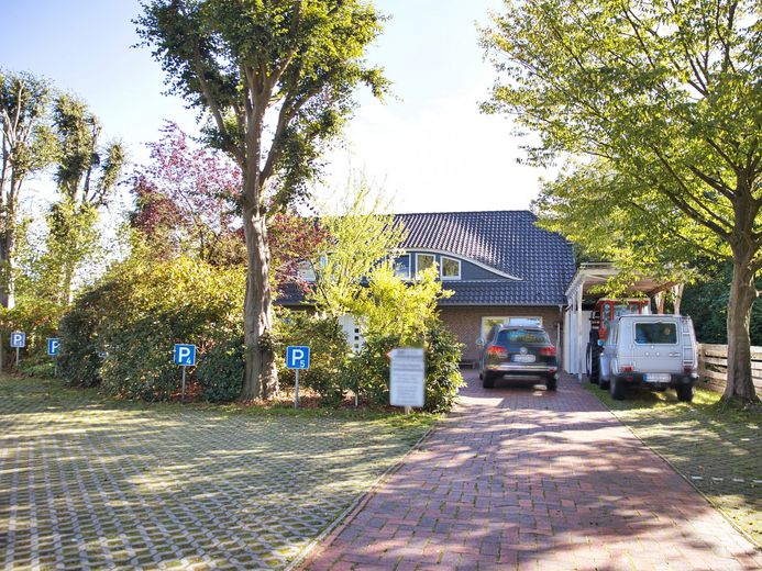 Wohnen und Arbeiten: Haus mit Praxis auf ca. 2400qm Grundstück – Foto 3