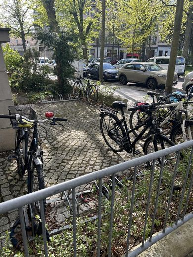 5-Zimmer Wohnung am Kolberger Platz – Fahrrad-Ständer vor der Tür