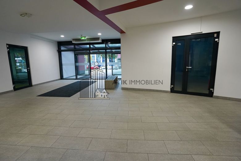 ATIK: Moderne Büro- und Praxisflächen im Gesundheits- und Ärztezentrum Lusanum – Eingangsbereich