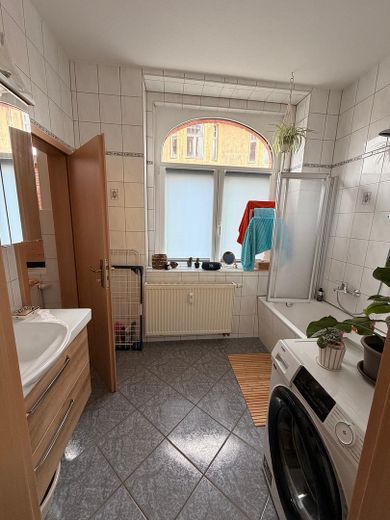 Attraktive 2-Raum-Wohnung im EG in Hirschberg/Saale – Bad