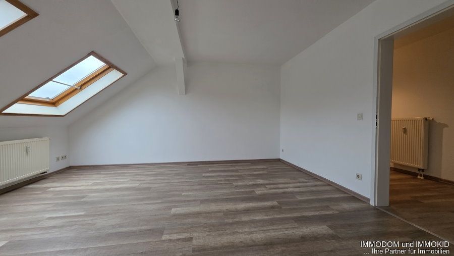 3-Zimmer-Dachgeschoss-Wohnung mit EINBAUKÜCHE in Zwickaus Nordvorstadt an KAPITALANLEGER zu verkaufen! – Wohnen