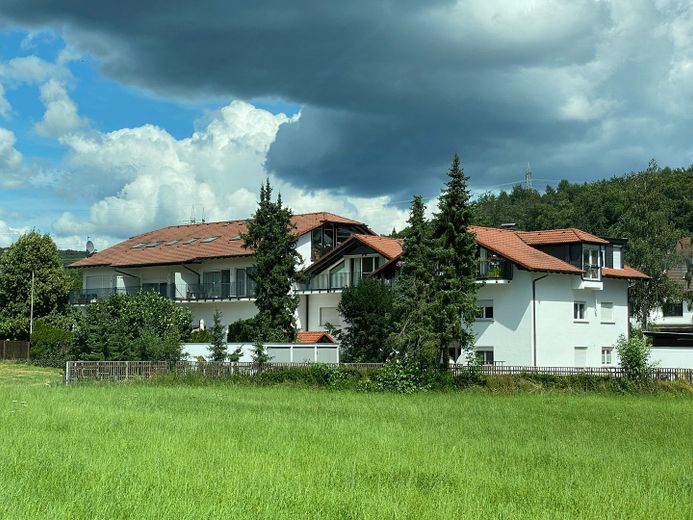 Großzügige, gepflegte 2 -Zimmer Wohnung mit großer Terrasse in Hofheim OT Wildsachsen – Aussenansicht