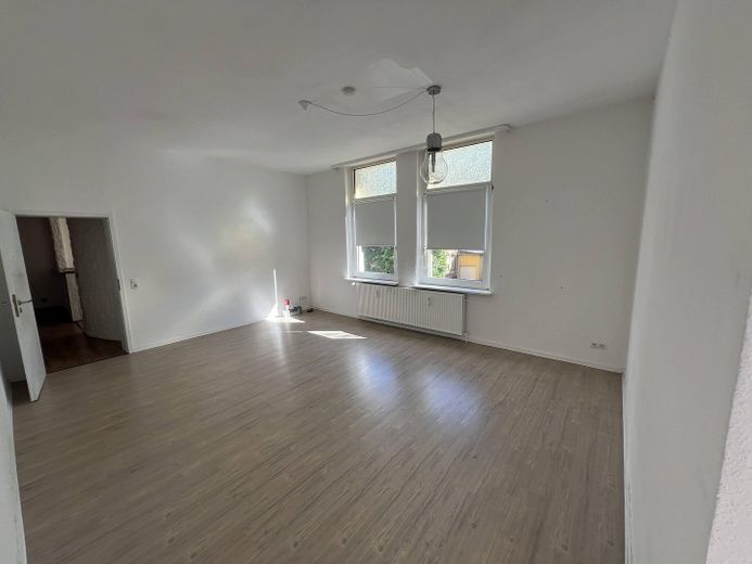 شقة قديمة واسعة من 3.5 غرف مجددة مع شرفة في موقع مركزي وهادئ – Schlafzimmer
