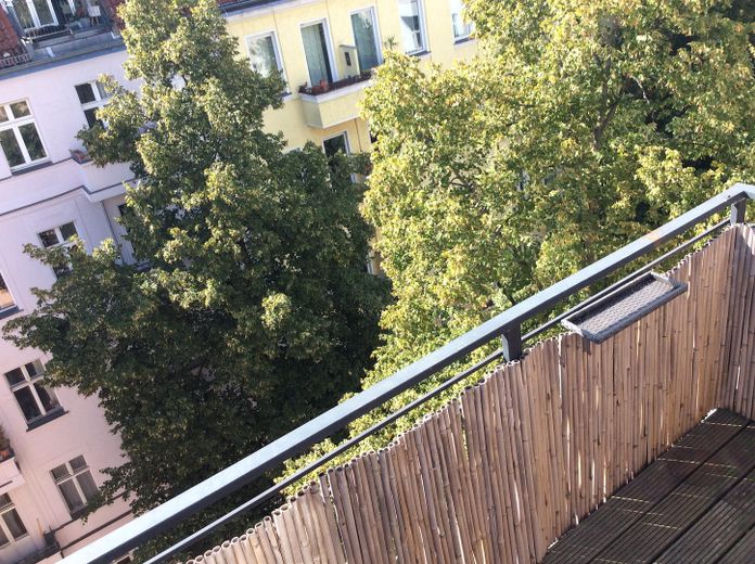 Piso ático de 2 habitaciones reformado con terraza privada en la azotea – disponible para ocupar – Dachblick