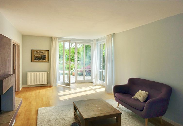 Lichtdurchflutetes Architektenhaus mit Schwimmteich – Wohnzimmer
