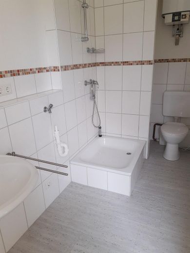 Schöne 2-Zimmerwohnung mit Balkon,Dusche,Stellplatz, neu zu vermieten – Dusch/WC