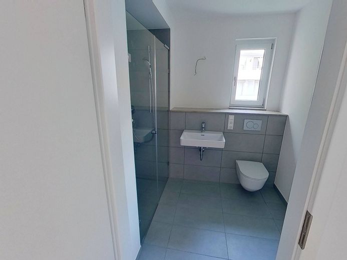 Balkonlu ve Volksgarten’a doğrudan manzaralı modern 2 odalı yeni yapı dairesi – Ansicht I: Badezimmer