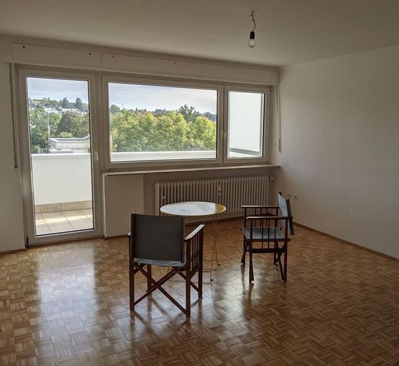 Gut geschnittene, helle 4-Zi. Wohnung im Penthouse-Stil in bester Lage – Wohnzimmer