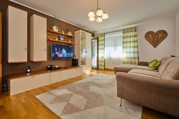 Świetna lokalizacja, świetny dom: mieszkanie 4,5-pokojowe z loggią i nową kuchnią w Straubing-Süd!