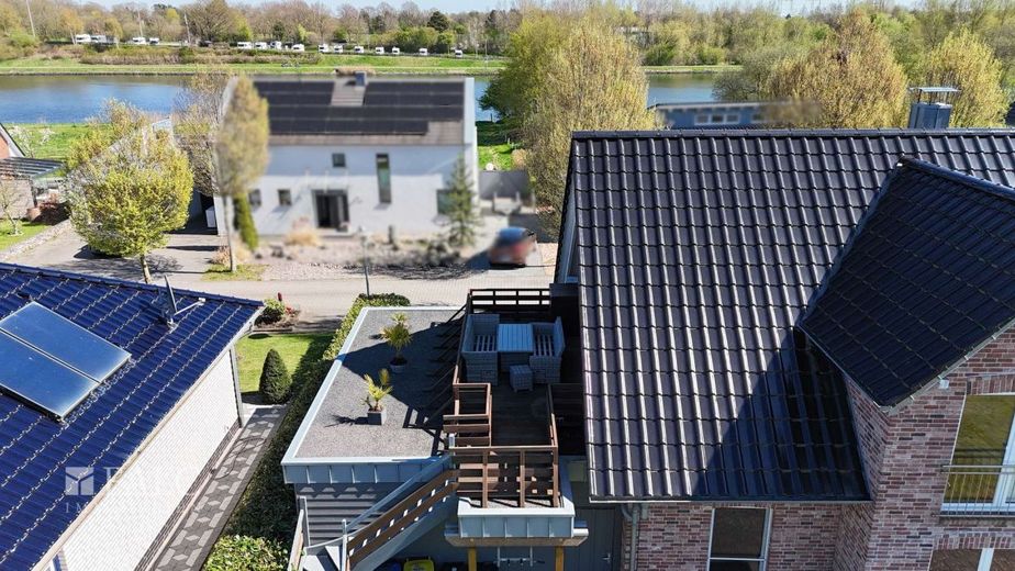 Modernes Kapitänshaus mit Kanalblick in Rendsburg – Dachterrasse mit Kanalblick