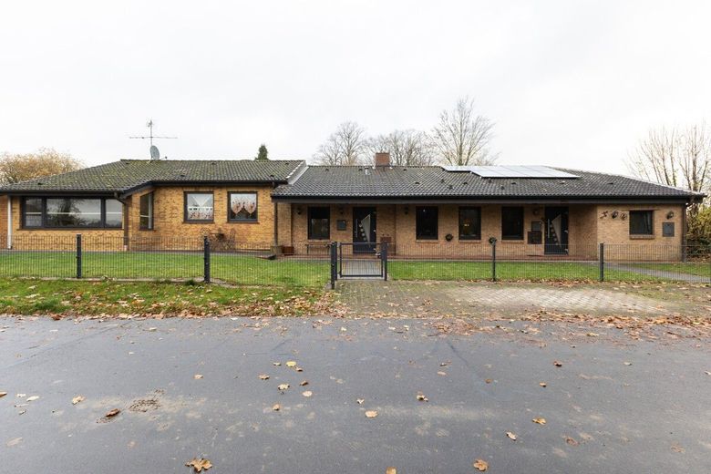 Wohlfühloase für zwei Familien - mit Pool, Sauna und Garten – Hausansicht