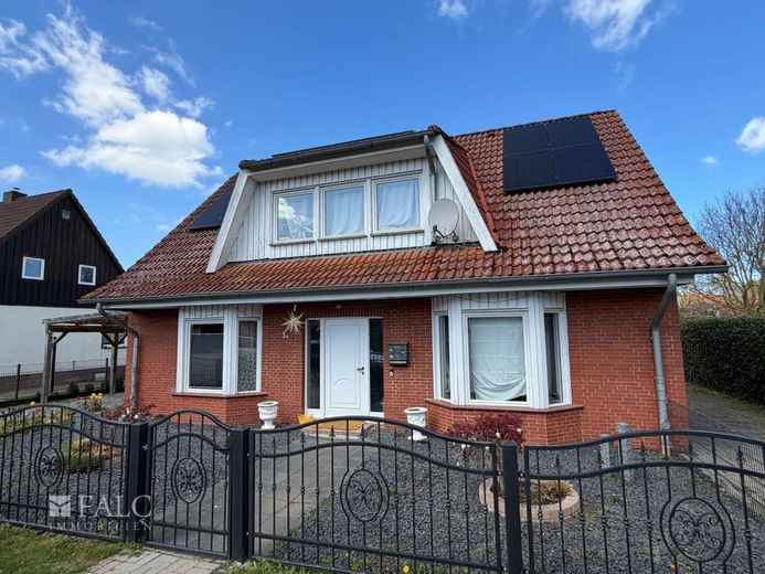***Ihr neues Zuhause: Einfamilienhaus mit Gartenidylle und viel Platz für die ganze Familie*** – Ansicht vorne