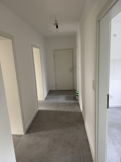 Renovierte 3,5 Zimmer EG Wohnung mit Garten – Flur
