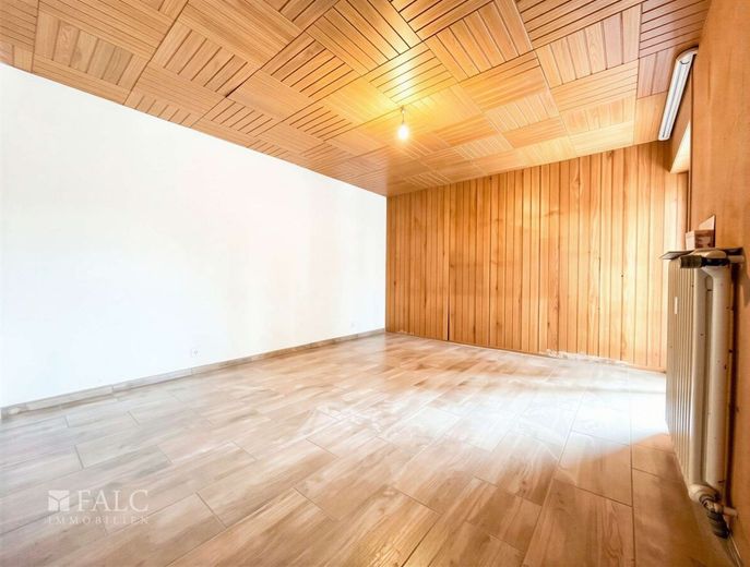 Substanz mit Ausbau- und Modernisierungspotenzial – Wohnzimmer