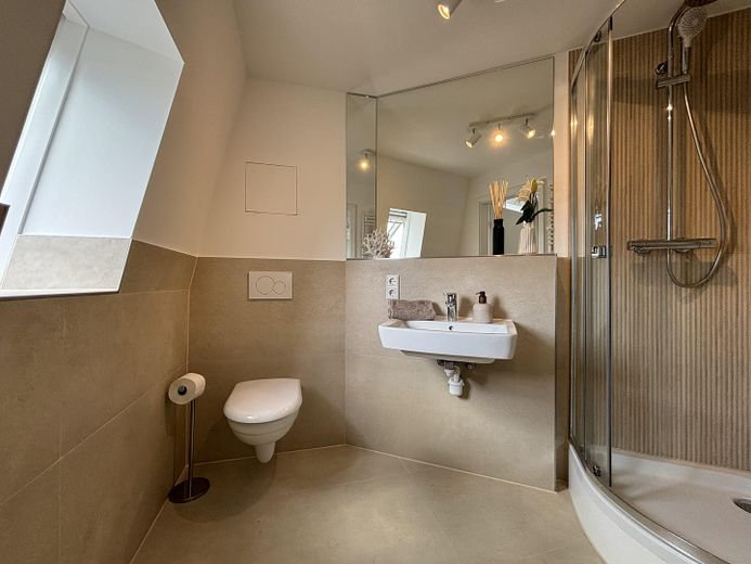 Vollmöblierte 2,5-Zimmer-Maisonette mit Tageslichtbad & Kellerraum - Neubau 2024 in Köln Mülheim! – Badezimmer