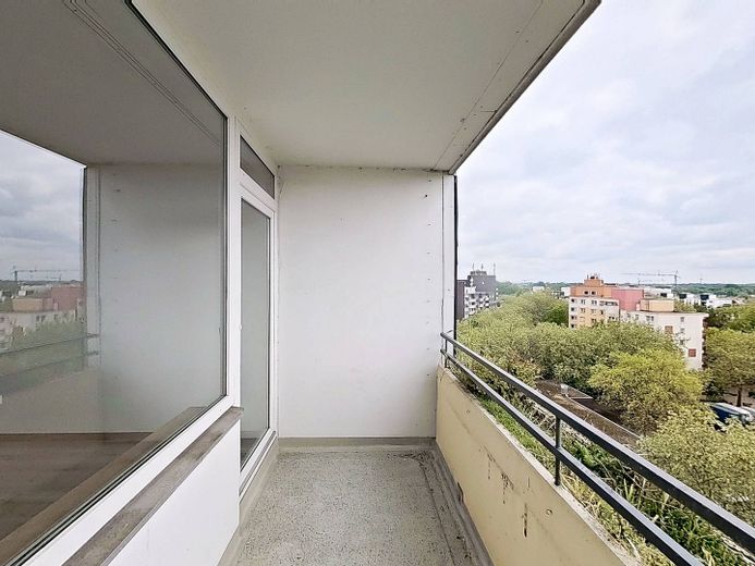 شقة جميلة من غرفتين مع حمّام حديث مزوّد بحوض استحمام، وشرفة كبيرة وإطلالة رائعة – Balkon