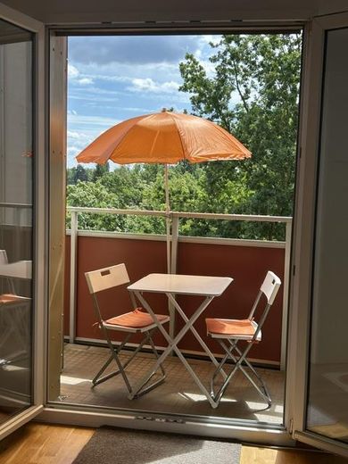 Ankastre mutfaklı, duş banyolu, balkonlu, otoparklı daire; BER ve Freie Universität Berlin yakınında – Balkon mit Blick aufs Grüne
