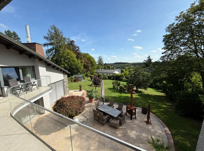 Architect-designed villa with a dream view in a prime location in Hof – Terrasse