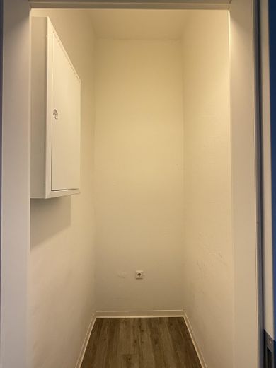 Wonen met geschiedenis & uitzicht op groen – gemoderniseerd 2-kamerappartement met balkon en uitzicht op de klokkentoren – Abstellraum