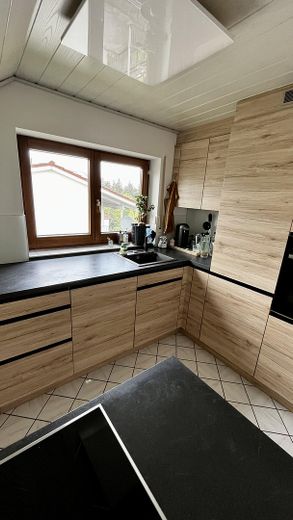 Lichtdurchflutete 3,5-Zimmer-Dachgeschosswohnung mit Balkon, Wärmepumpe und PV-Anlage – Küche