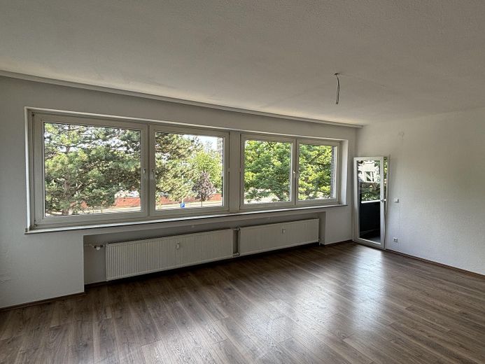 Wohntraum: Moderne 3-Zimmer-Wohnung mit 2 Balkonen und viel Platz zum Wohlfühlen! – Wohnzimmer