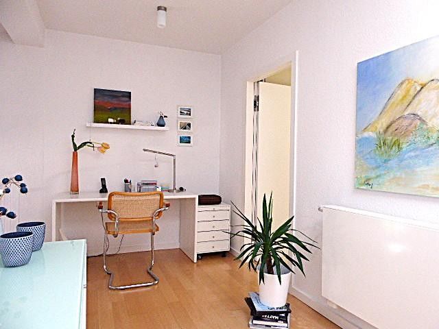 Skrajny dom szeregowy w architekturze split-level, wszystko oprócz zwyczajności! – Galerie mit Schreibtisch