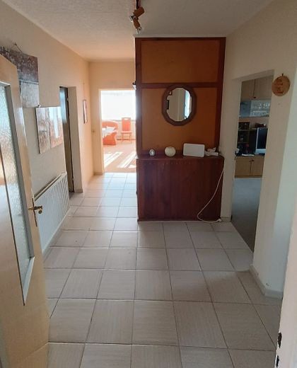 Einfamilienhaus mit Garage, 2000m² Grundstück, Stall, Werkstatt – Flur