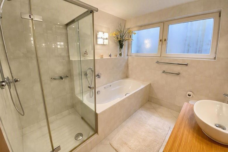 Wohnen mit Charakter: Split-Level-Haus mit viel Platz und mit Blick ins Grüne – Badezimmer