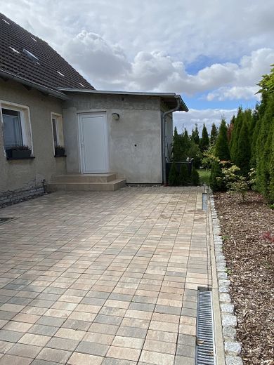 Einfamilienhaus mit großem, gepflegtem Grundstück – provisionsfrei von privat – Eingangsbereich mit Sitzfläche