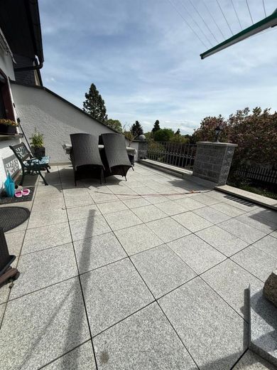 Bezugsfertiges Einfamilienhaus mit großem Blk, Garage, 2 Bädern und sonnigem Grundstück – Terrasse