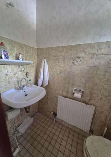**WER KÜSST MICH WACH und SCHENKT mir wieder LEBEN, LIEBE & FAMILIENGESCHICHTEN ?** – GÄSTE-WC original