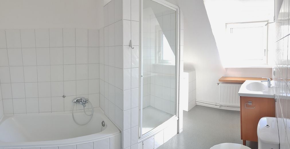 Maisonette mit Dachterrasse in centrumsnaher Anliegerstrasse – Bad