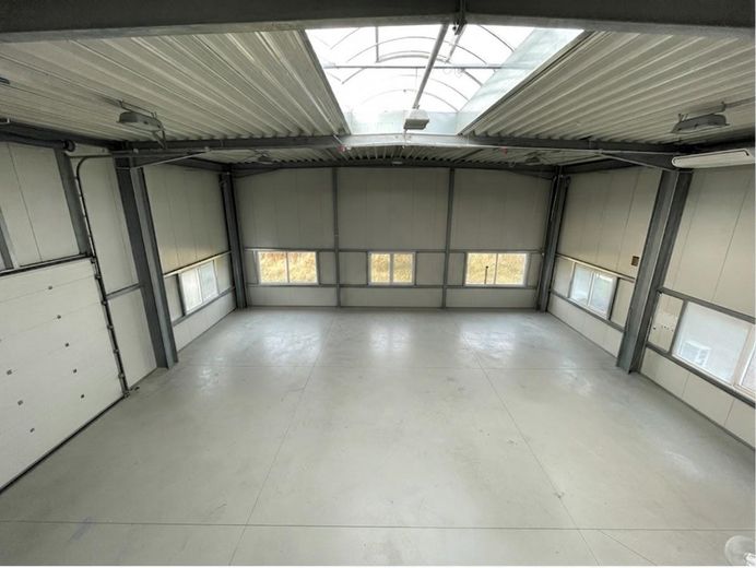 520 m² Gewerbeeinheit: Büro (160 m²), Produktion (200 m²), erweiterbares Lager (160 m²) – Produktion/ Lager von KI leer