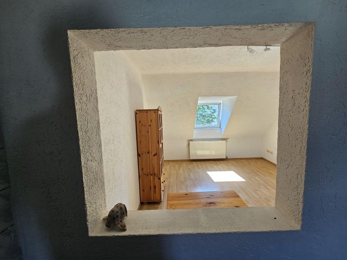 Kapitalanlage oder Selbstnutzung: 2,5-Zimmer-Dachgeschosswohnung in Stuttgart (Ohne Makler) – Durchreiche (Küche/Wz)