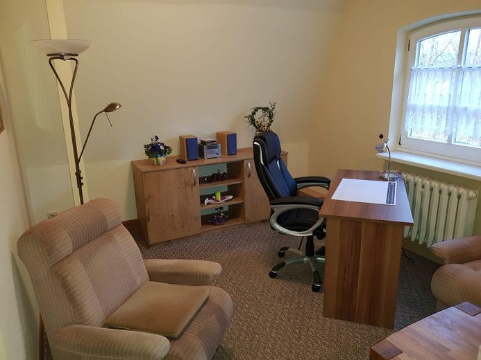 Wohnzimmer mit Schreibtisch