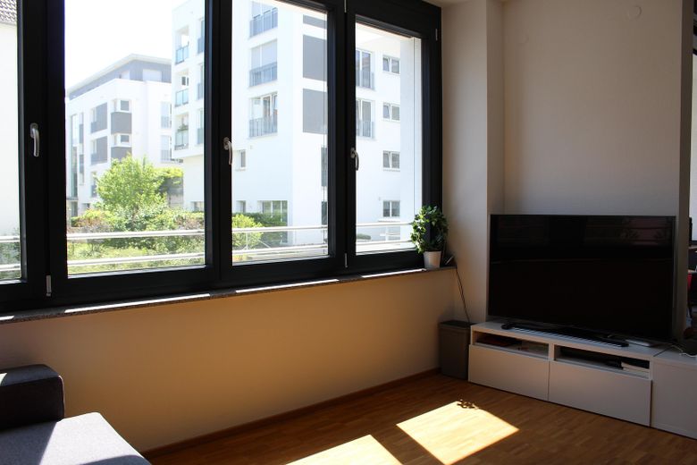 SENZA PROVVIGIONE! Moderno loft di 73 m² a Stoccarda-Nord con balcone + posto auto interrato – Wohnzimmer