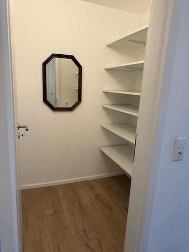 Отдельная, светлая и просторная 1-комн. квартира (42 м²) с балконом, парковочным местом, встроенной кухней — без комиссии – Abstellraum