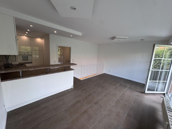 Lichtdurchflutete 2,5-Zimmer-Maisonette, Terrasse und Garten – frisch renoviert & sofort beziehbar – Wohnraum