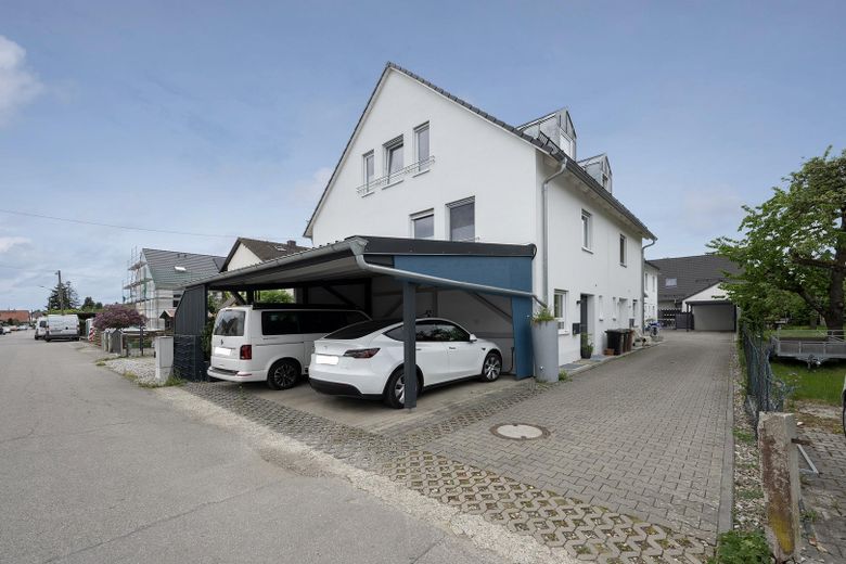 Neuwertige Doppelhaushälfte mit exklusiver Ausstattung, PV-Anlage und sonnigem Südwestgarten – Doppelcarport
