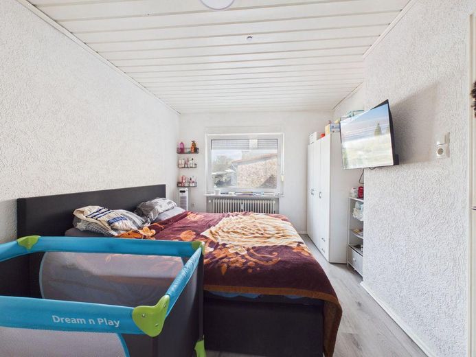 Komplett vermietetes Mehrfamilienhaus mit Gewerbe, 7 Garagen und Garten – Schlafzimmer 1. OG