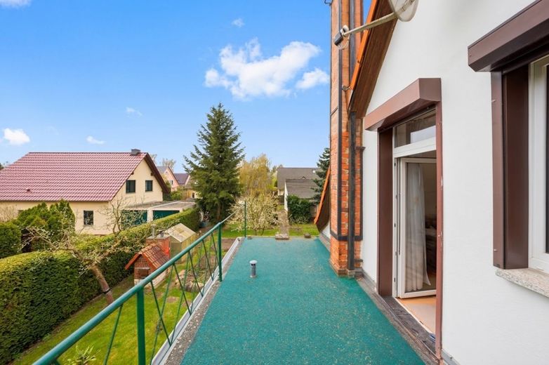 Charmantes Einfamilienhaus und Gartenhaus auf großem Grundstück – Balkon