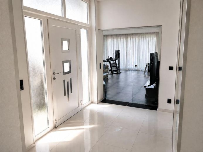 127 m² PRIVATES WOHNEN MIT EIGENEM POOL & GARTEN – 2 GARAGEN + 1.920 € KALTMIETEINNAHMEN –  Hochparterre Diele