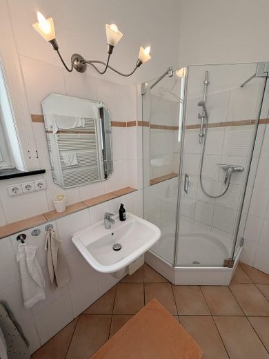 Hohenfelde – Moderne 4-Zimmer-Wohnung mit großzügiger Wohnlounge und Balkon ins Grüne – Vollbad mit Dusche