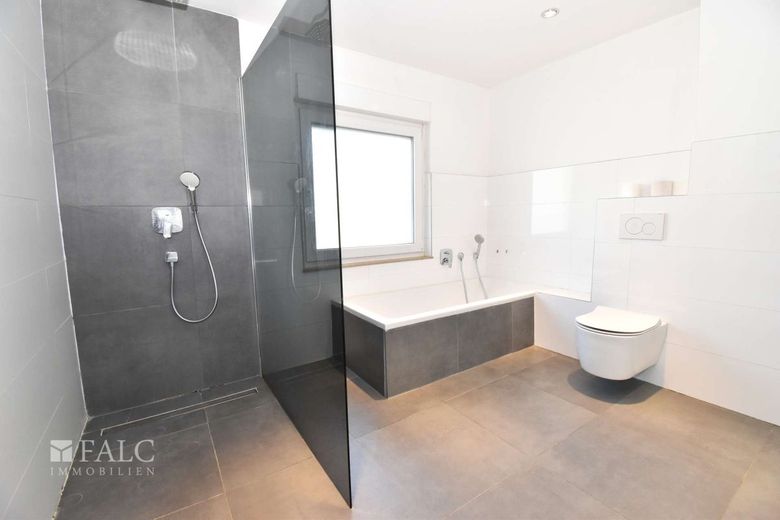 Reserviert! Modernisiertes Dreifamilienhaus mit großem Grundstück und Wintergarten – Badezimmer EG