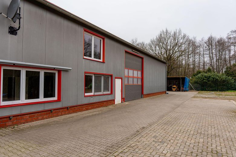 Vielseitige Gewerbeimmobilie in Wietmarschen OT Lohne: Halle, Büro & Wohnhaus – Zufahrt zur Halle- Tor 1
